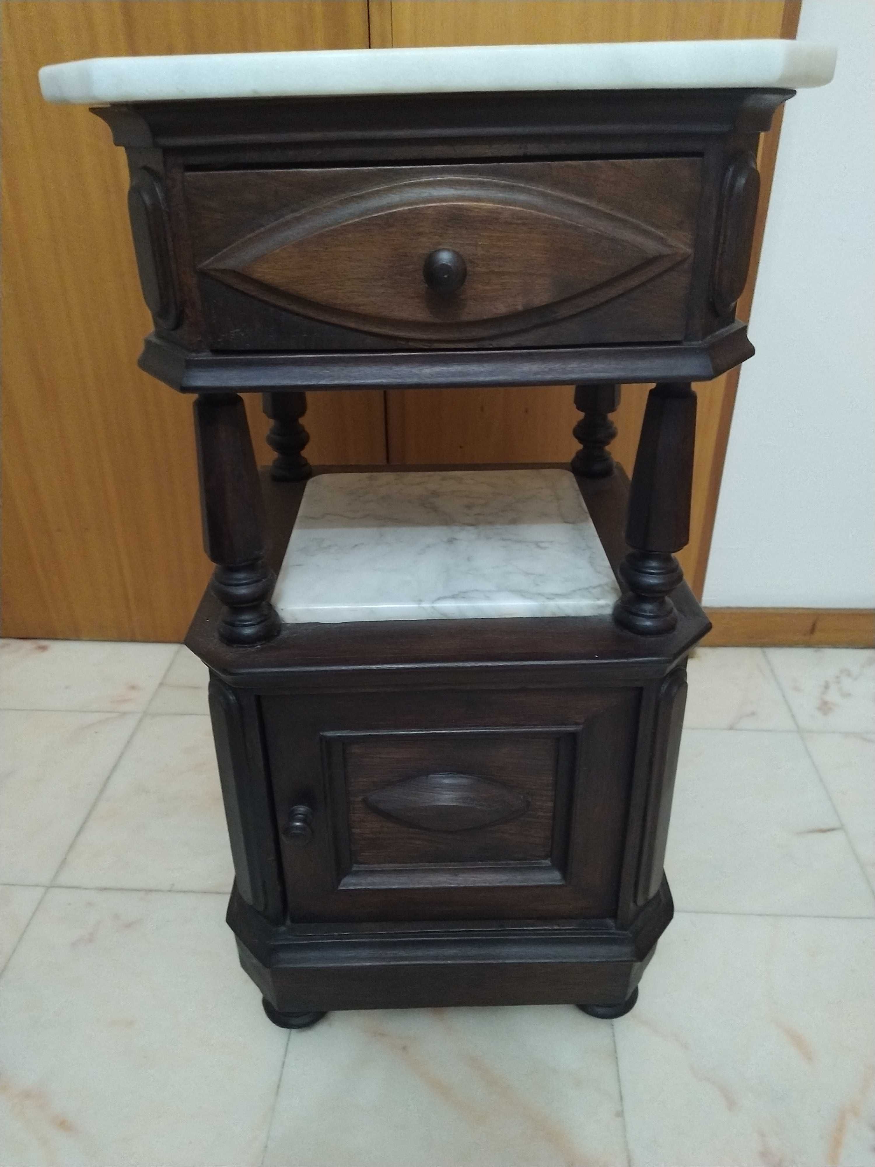 Mesa de cabeceira com mármore