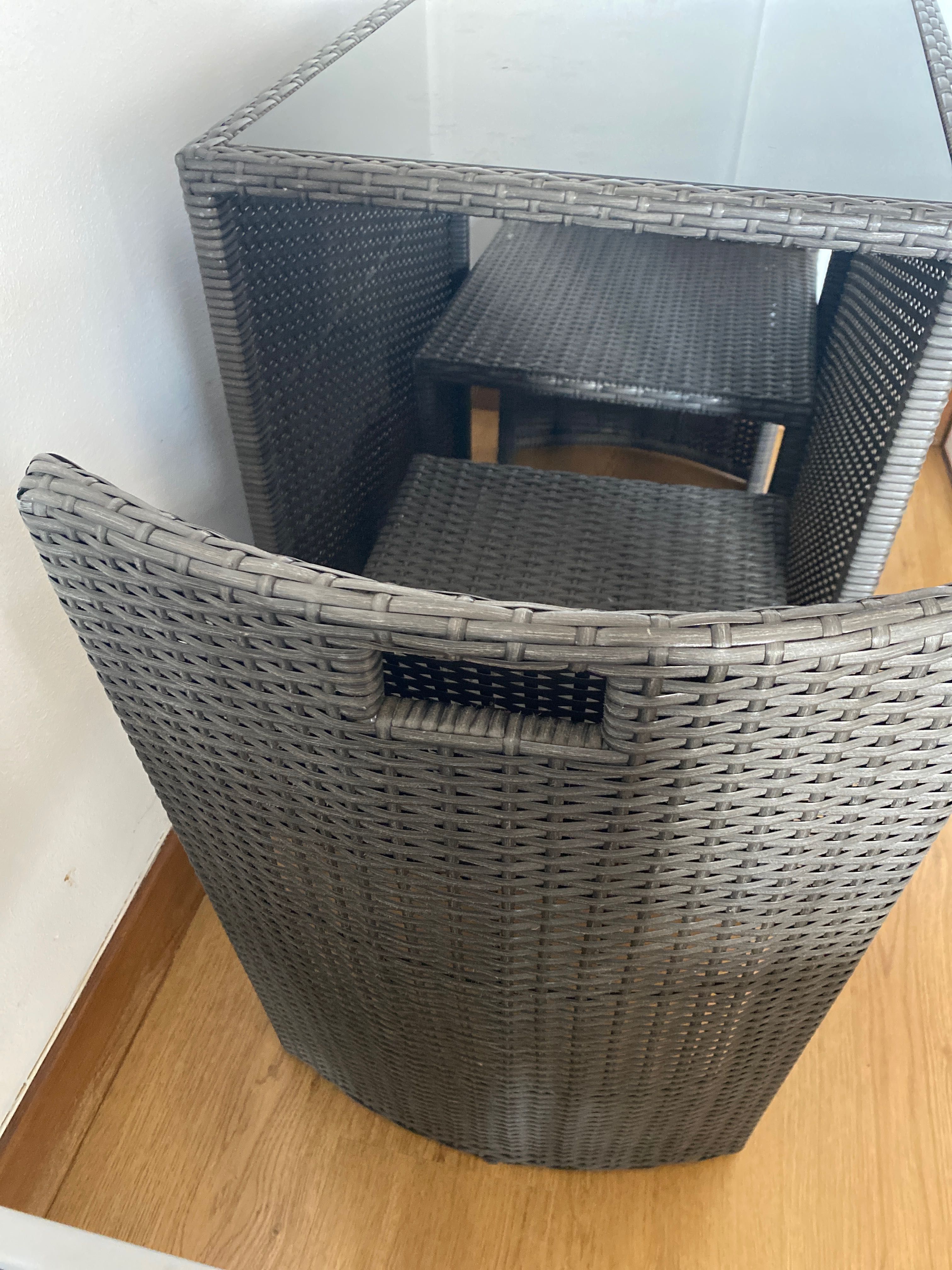 Mesa e cadeiras de jardim
