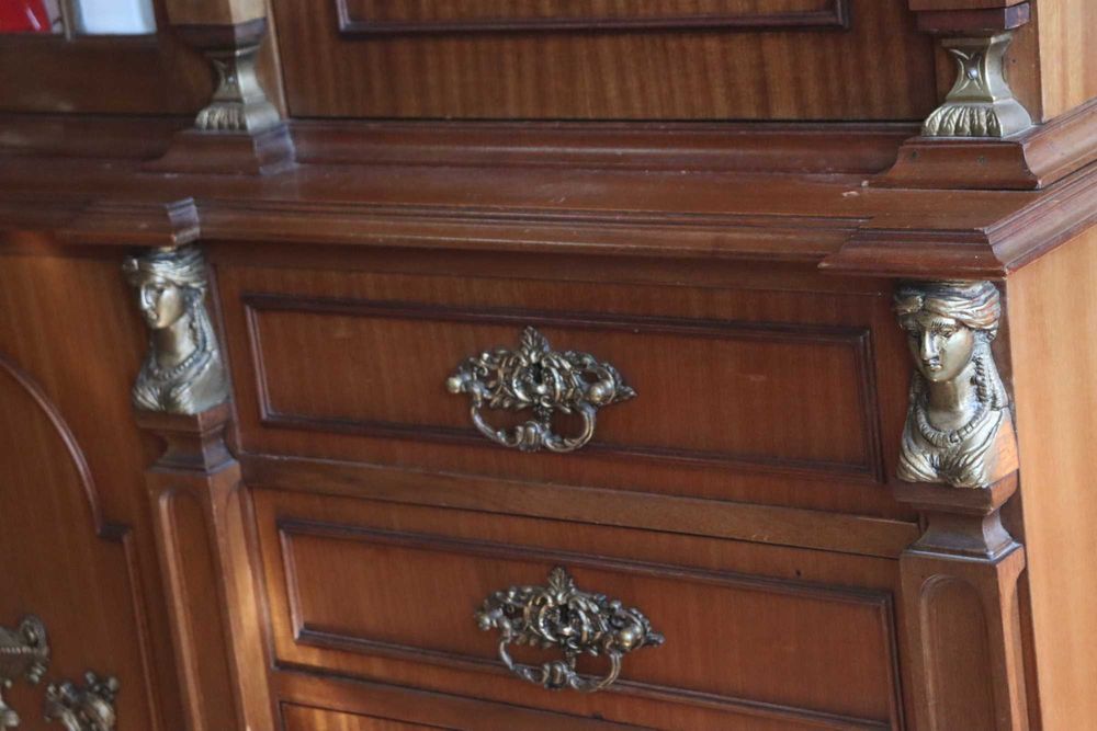 Móvel Antigo em Madeira Maciça