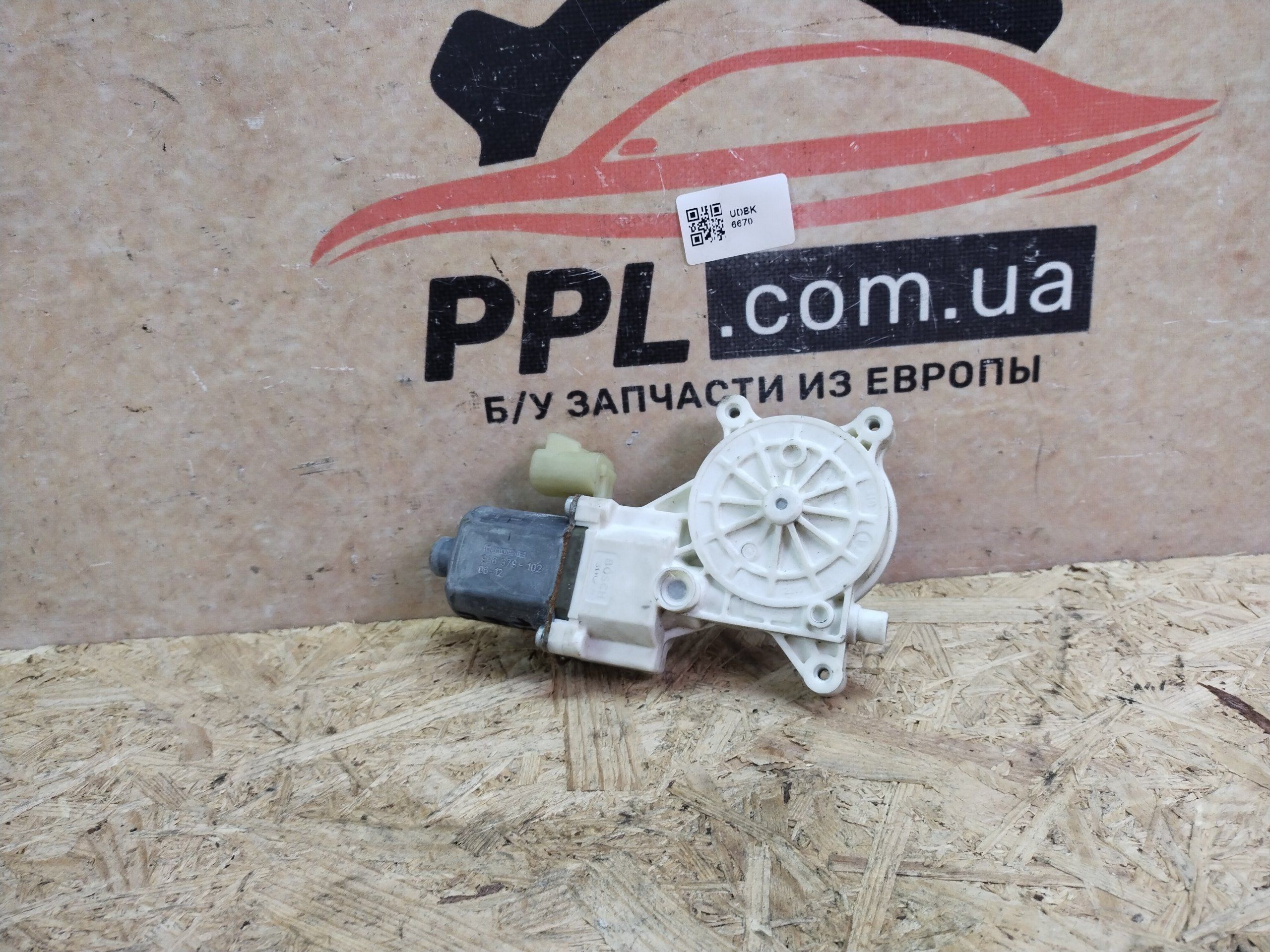 Hummer H3 05-10 Моторчик стеклоподъемника двери передней левой 2 pin
