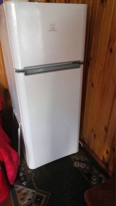 Холодильник Indesit