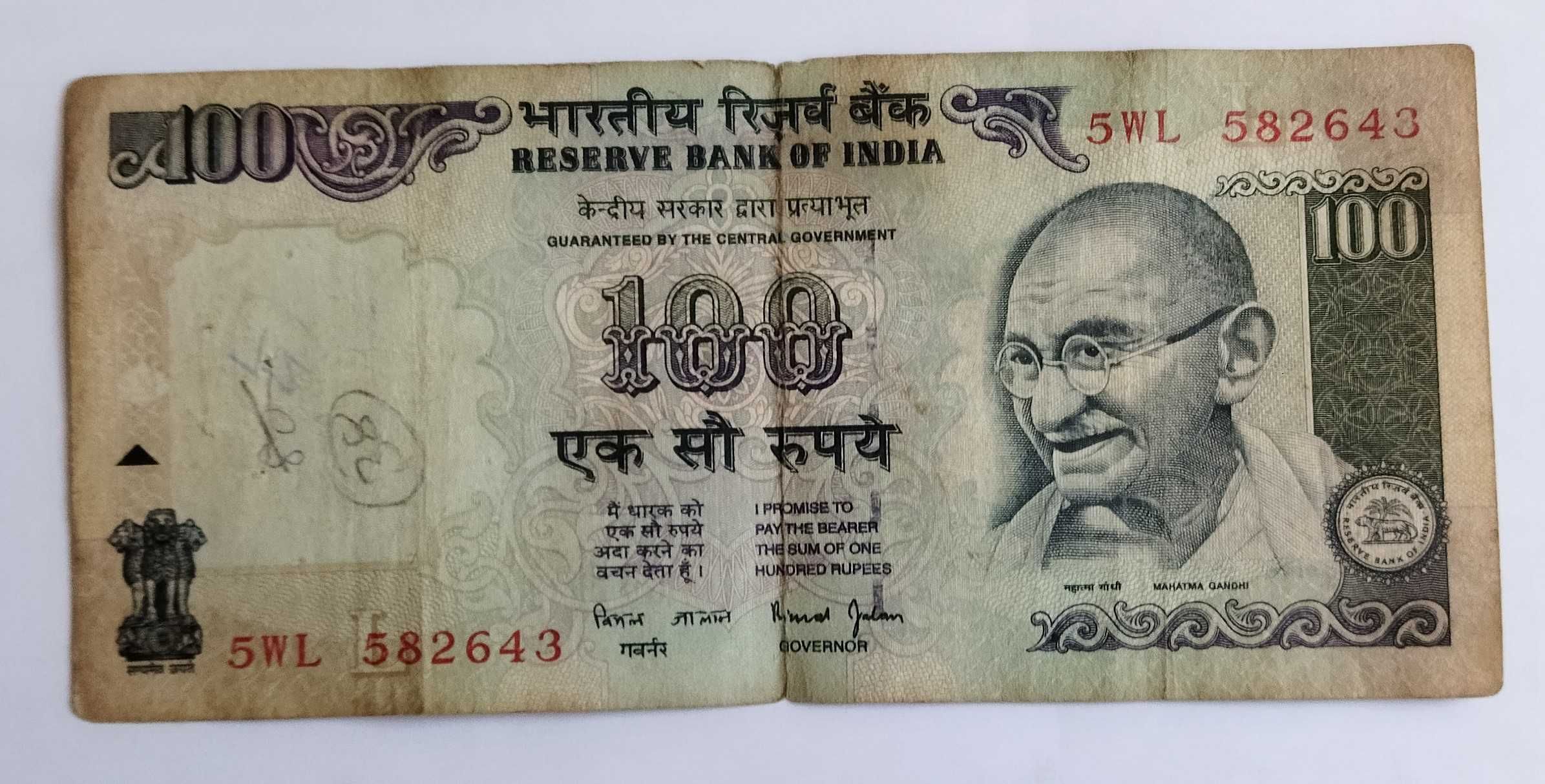 Banknoty indyjskie: 1.000, 100 i 10 rupii