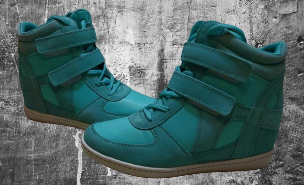 Женские кроссовки