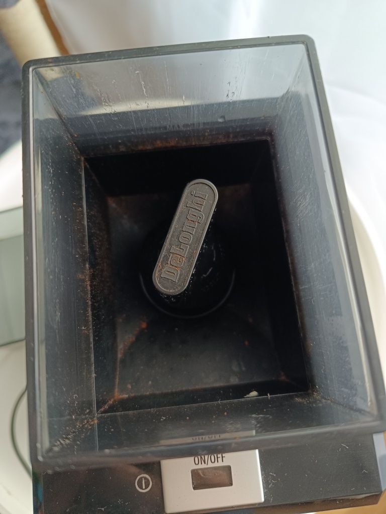 Młynek do kawy DeLonghi KG89