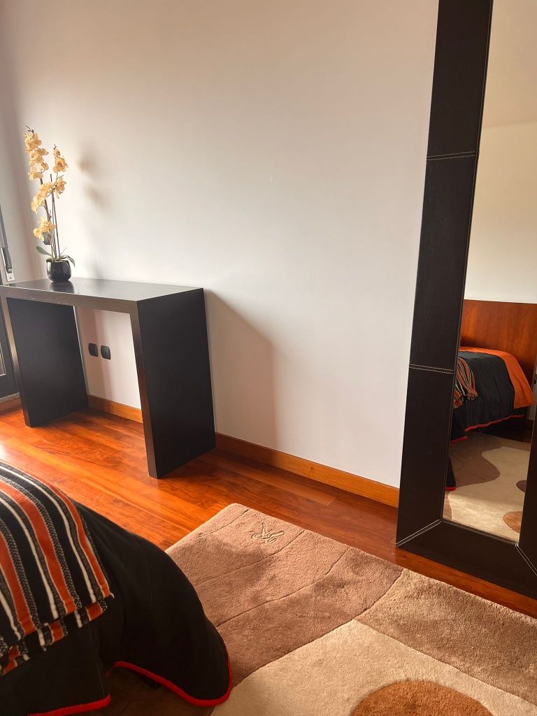 Quarto mobilado com acesso cozinha e piscina