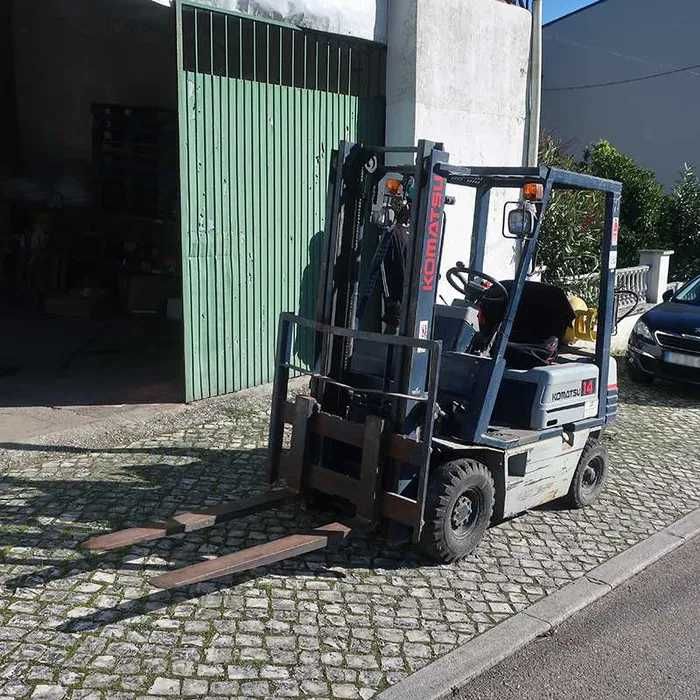 Empilhador Komatsu 1400Kg a Gás, bem estimado.