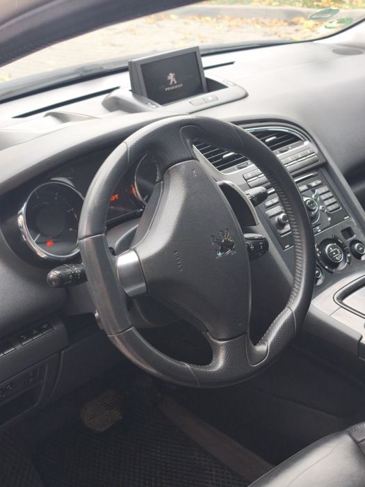 Продам Peugeot 5008.