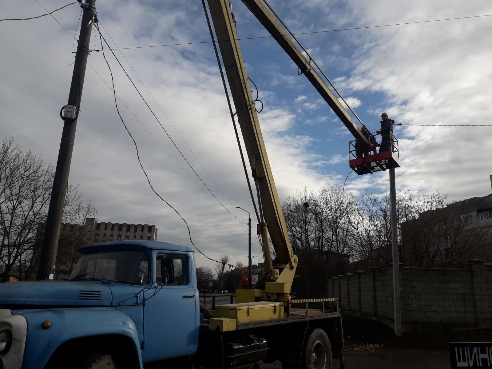Авто вишка ЗІЛ 130, 18 метрів стріла.Або обмін на авто.