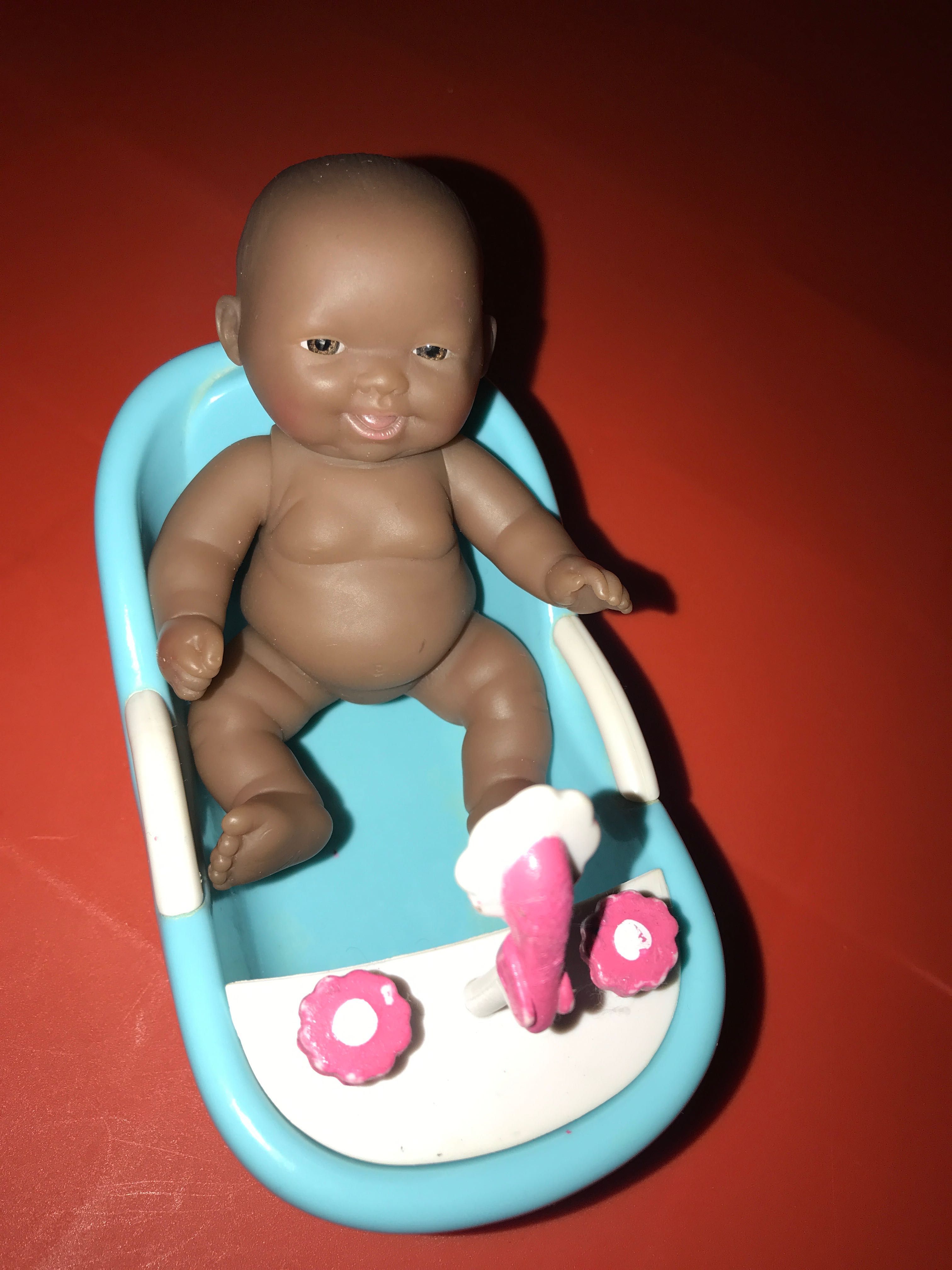 Лялька Пупс з ванночкою JC Toys 13 см, темношкірий (США)