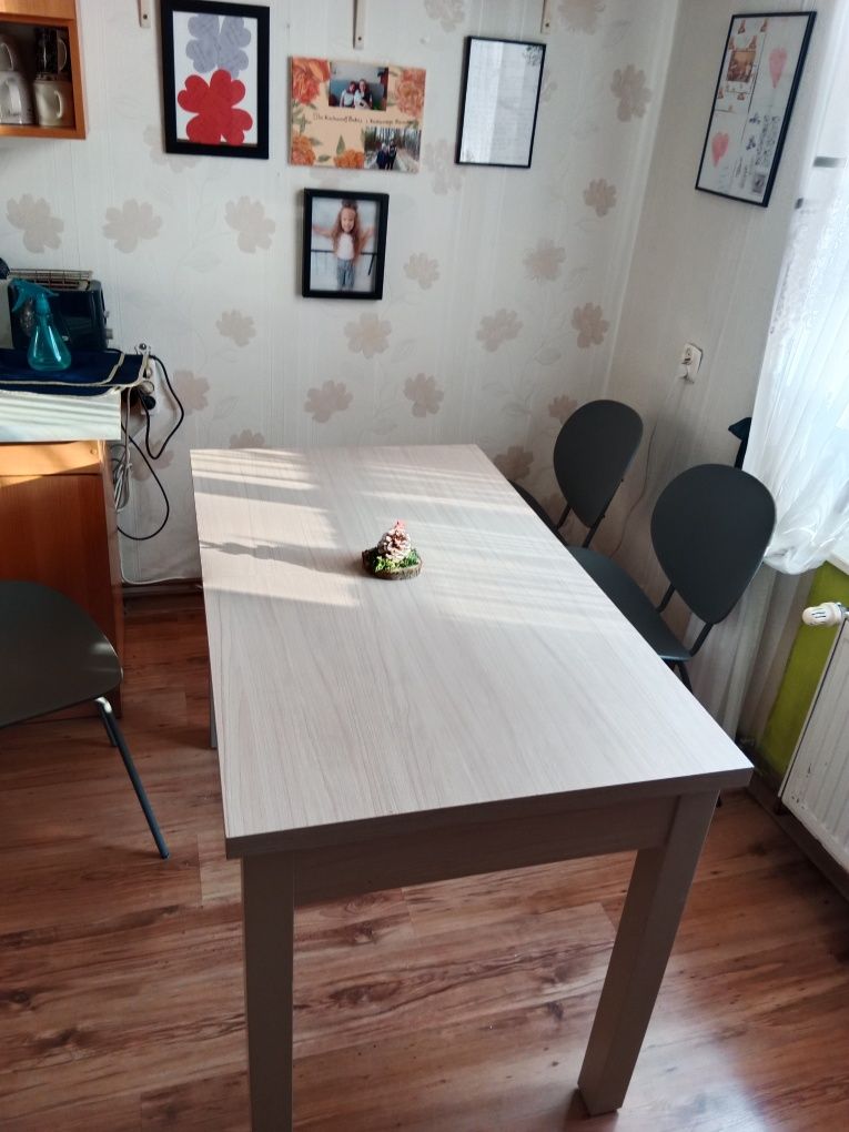 Stół rozkladany plus krzesła