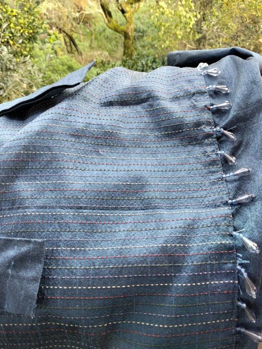 Cortinado azul com tom acetinado com missangas.