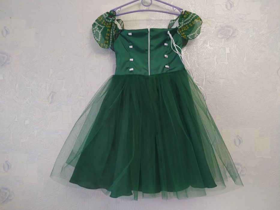 Платье зеленое для девочки. Сукня зелена Ялинка