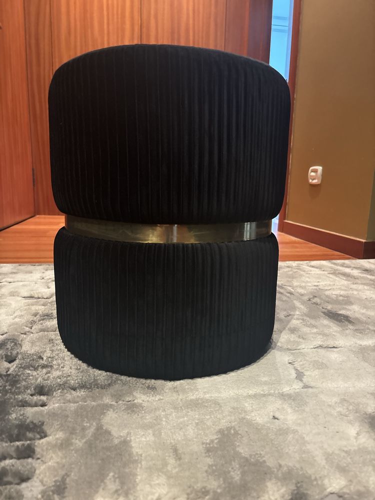 Puff preto veludo com dourado