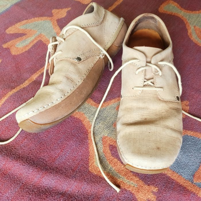 Mokasyny z kolekcji Clarks Originals wykonane ze skóry zamszowej. UK 9