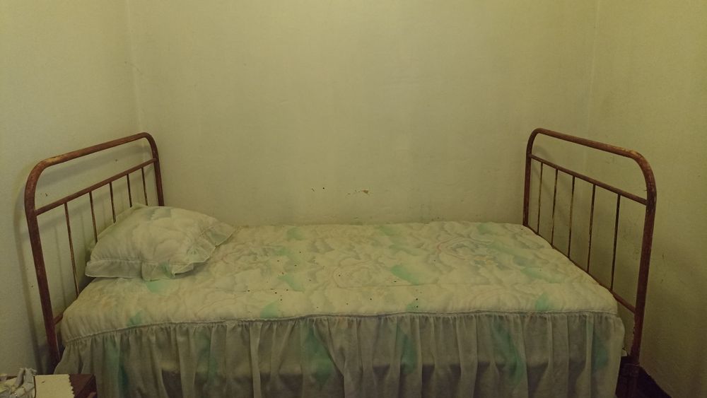 Cama de ferro antiga