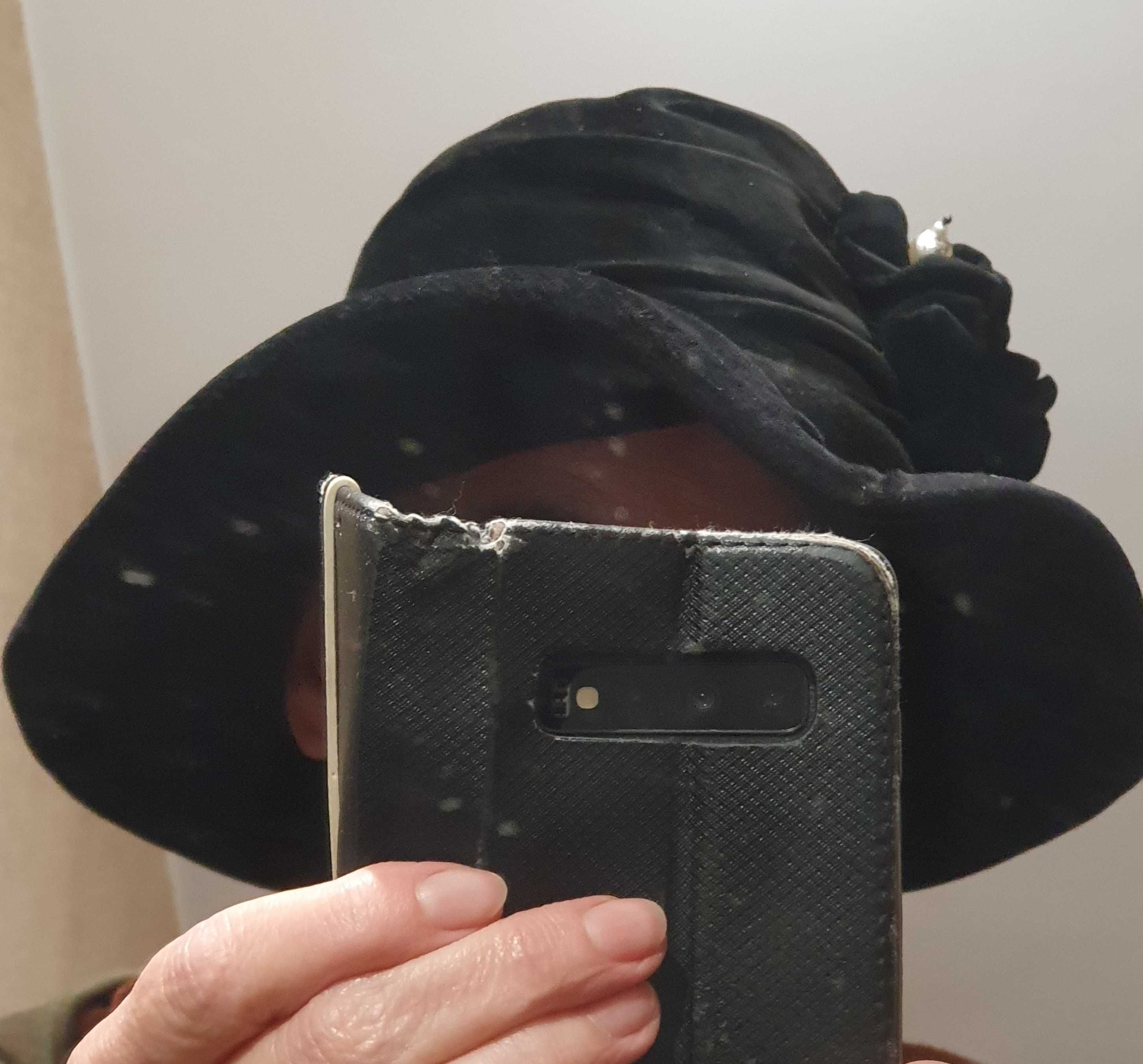 Elegancki czarny kapelusz z aksamitem