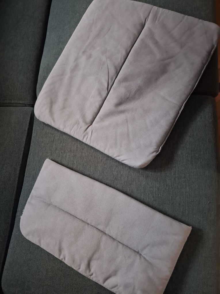 Szary fotel z drewnianymi oparciami IKEA Nolbyn