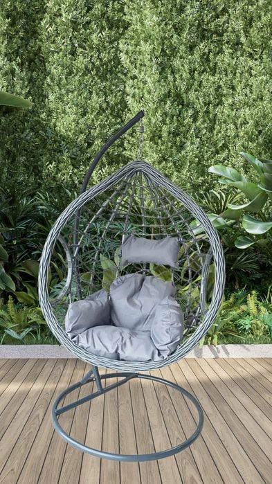 Szary fotel wiszący na balkon, taras. Huśtawka ogrodowa, kokon.