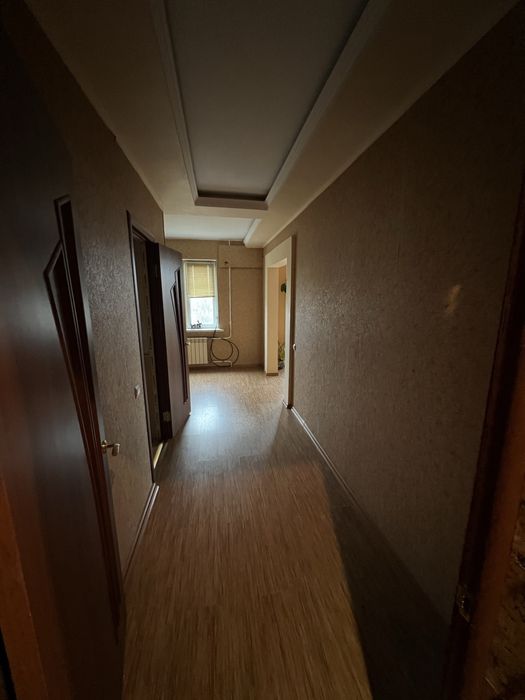 Сдам в оренду  квартиру 4 кімнатна.