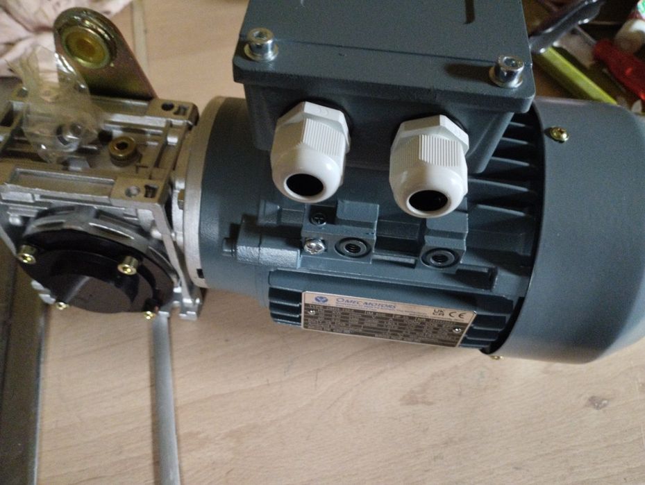Silnik 3 fazowy omec motors 0.37 kw z przekładnią