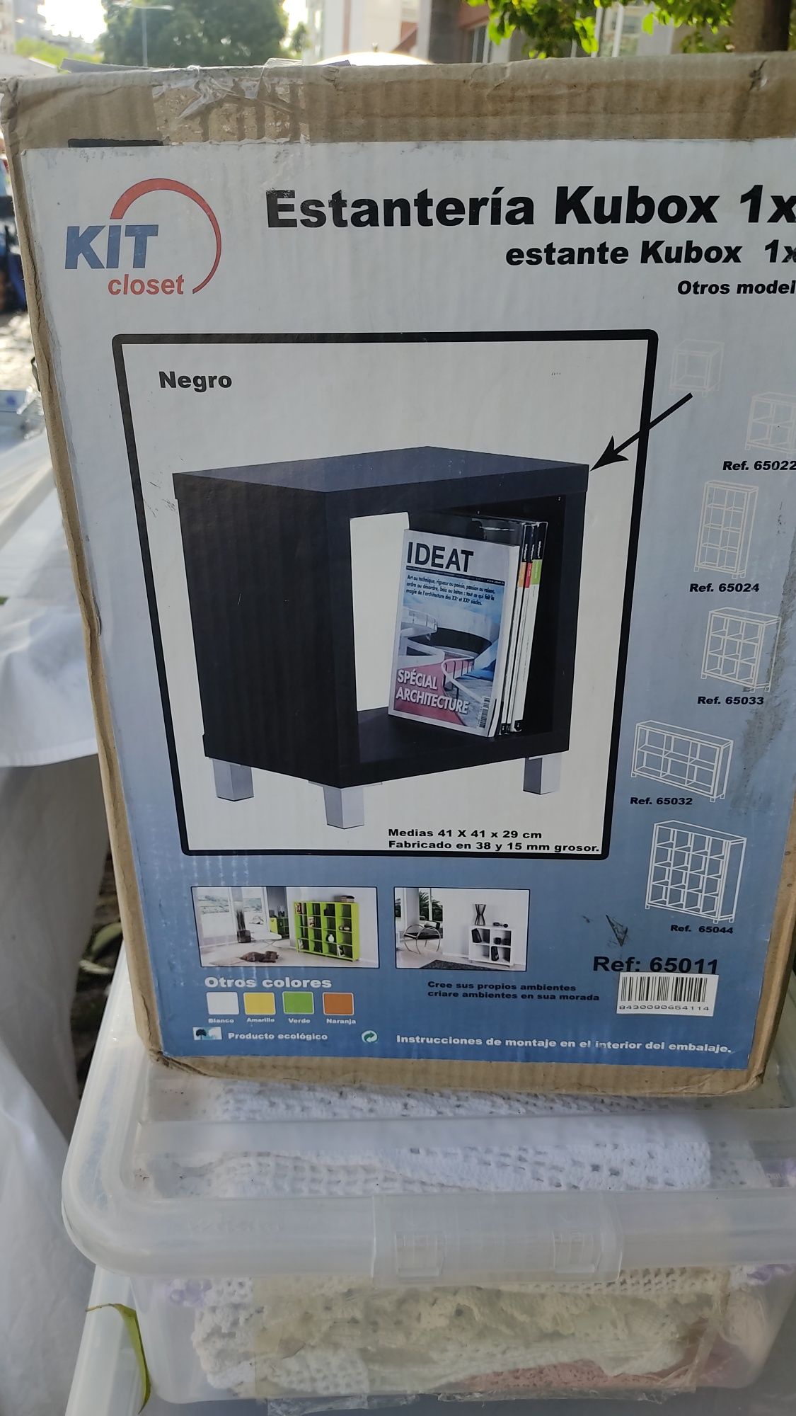 Móvel pequeno, multiusos. Cubo. Cor preta