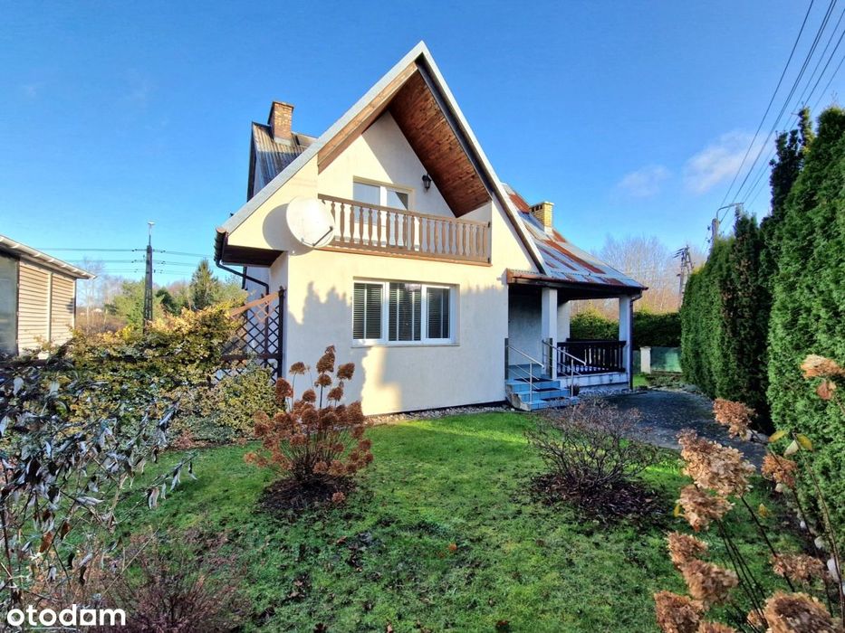Wolnostojący, kameralny, parterowy z poddaszem użytkowym i garażem.