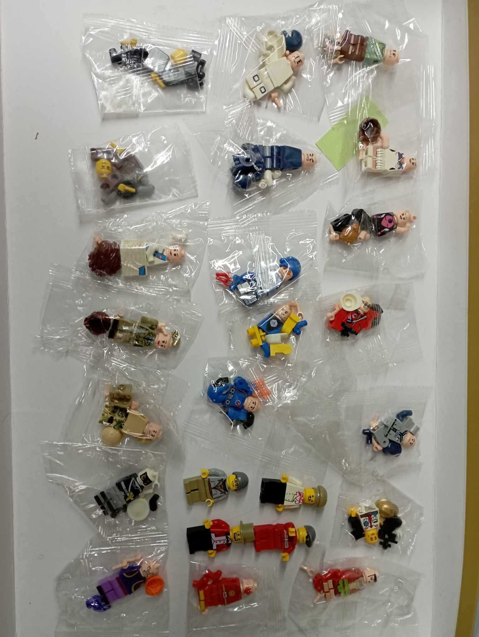 Figura várias profissões e personagens tipo lego - nova