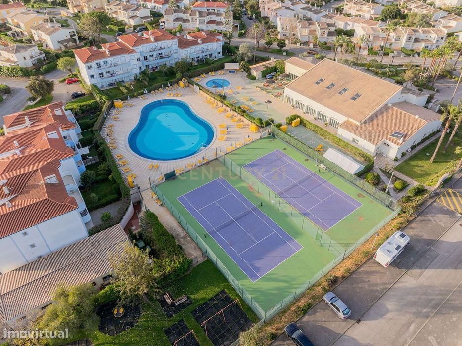 Luxuosa Moradia T3  Inserida no Condomínio Oásis Park Renovada  em Por