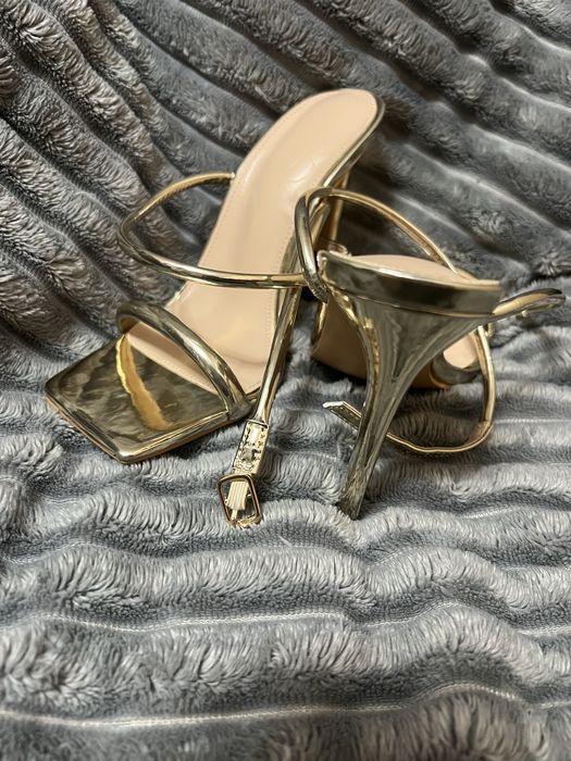 Босоніжки на каблуку золоті