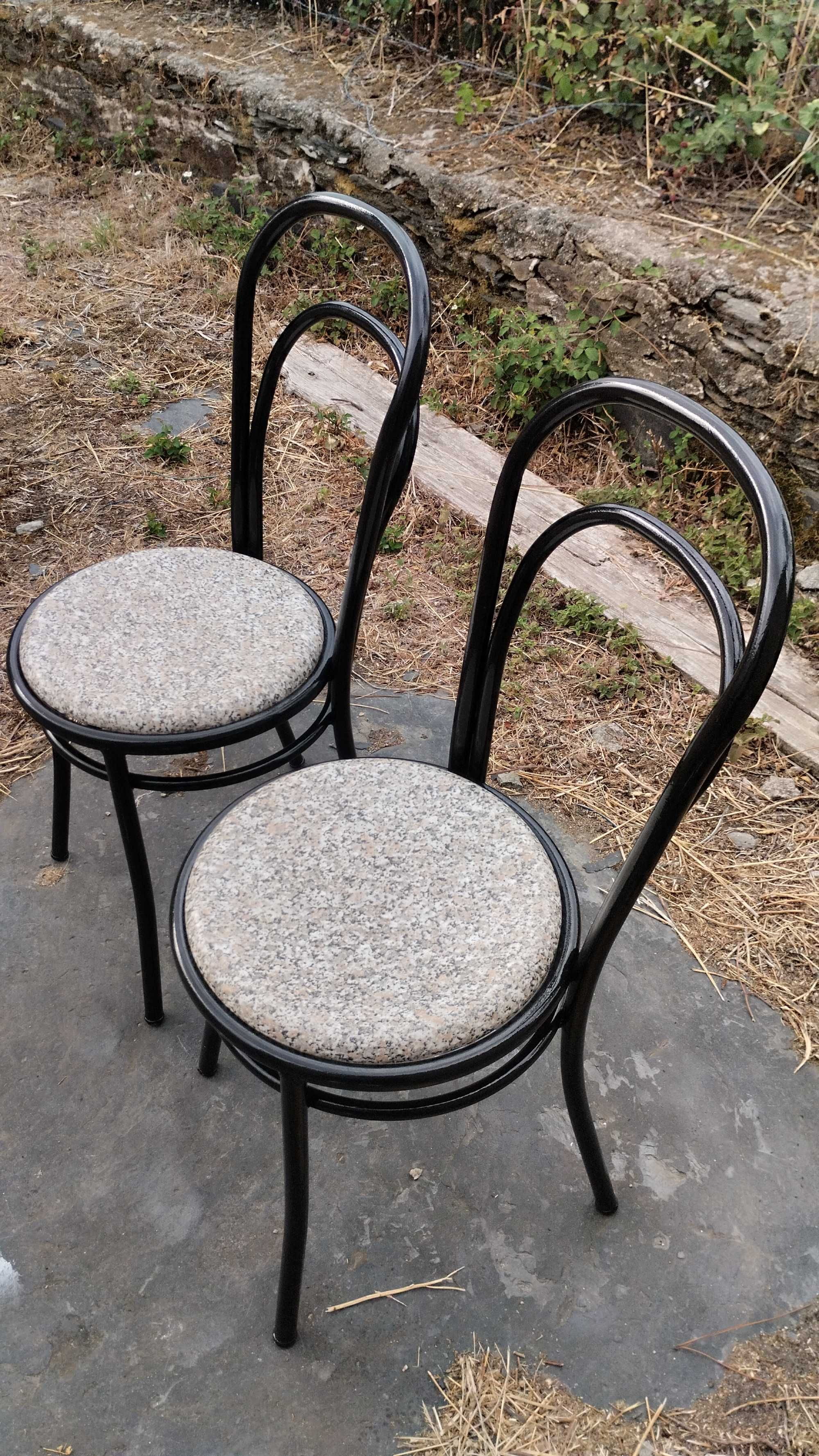 Vendo mesa com 4 cadeiras para cozinha ótimo estado 80 euros