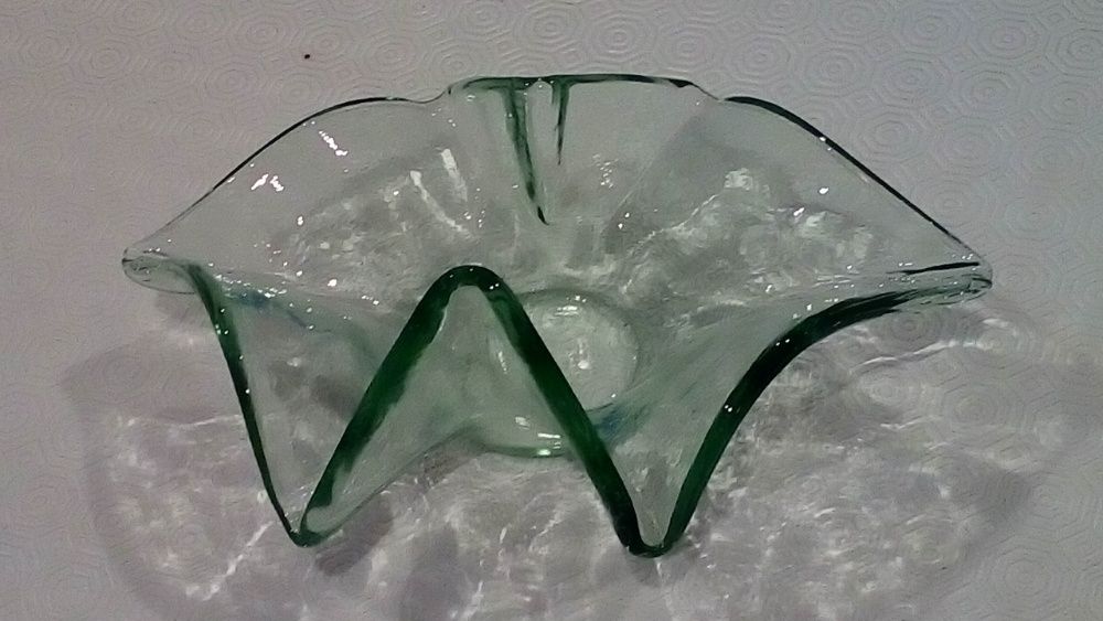 Centro de mesa muito invulgar e delicado, em vidro transparente