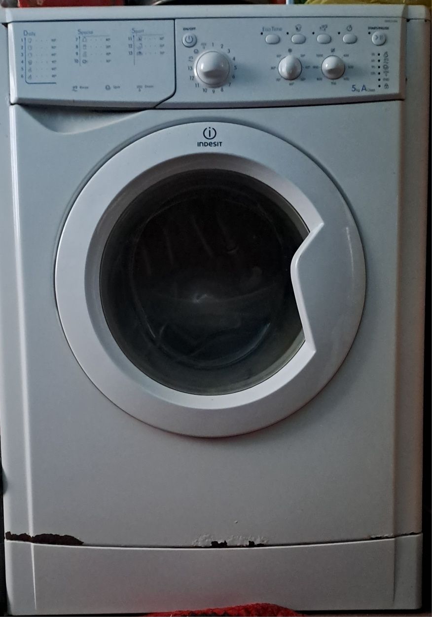 Пральна машина "Indesit"