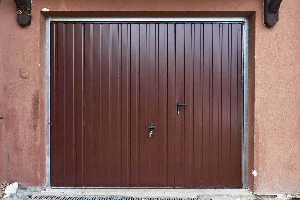 Brama garażowa uchylna Brąz połysk 2530 x 2100mm T7 + furtka