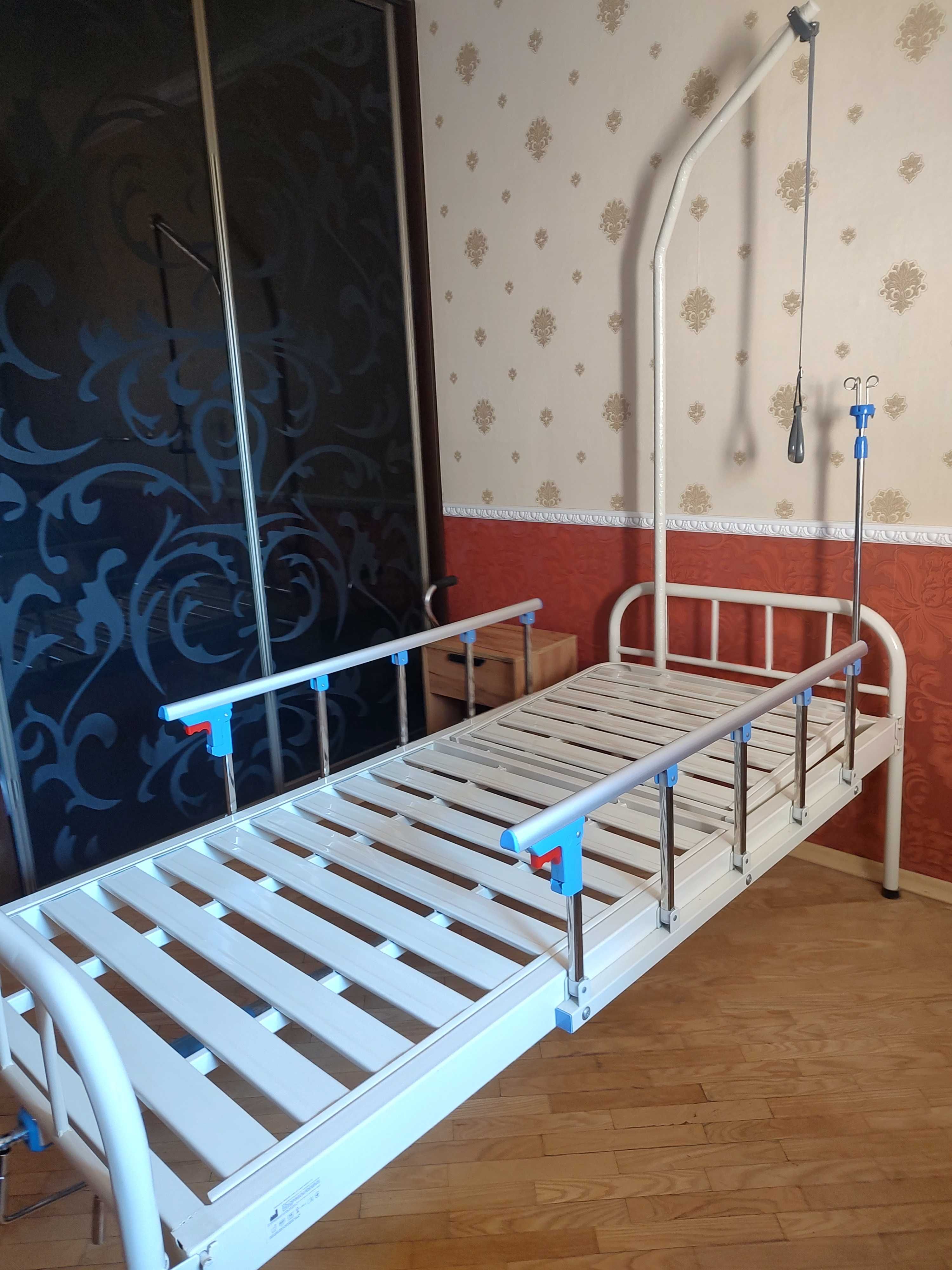 Ліжко лікарняне з огорожею з двох сторін