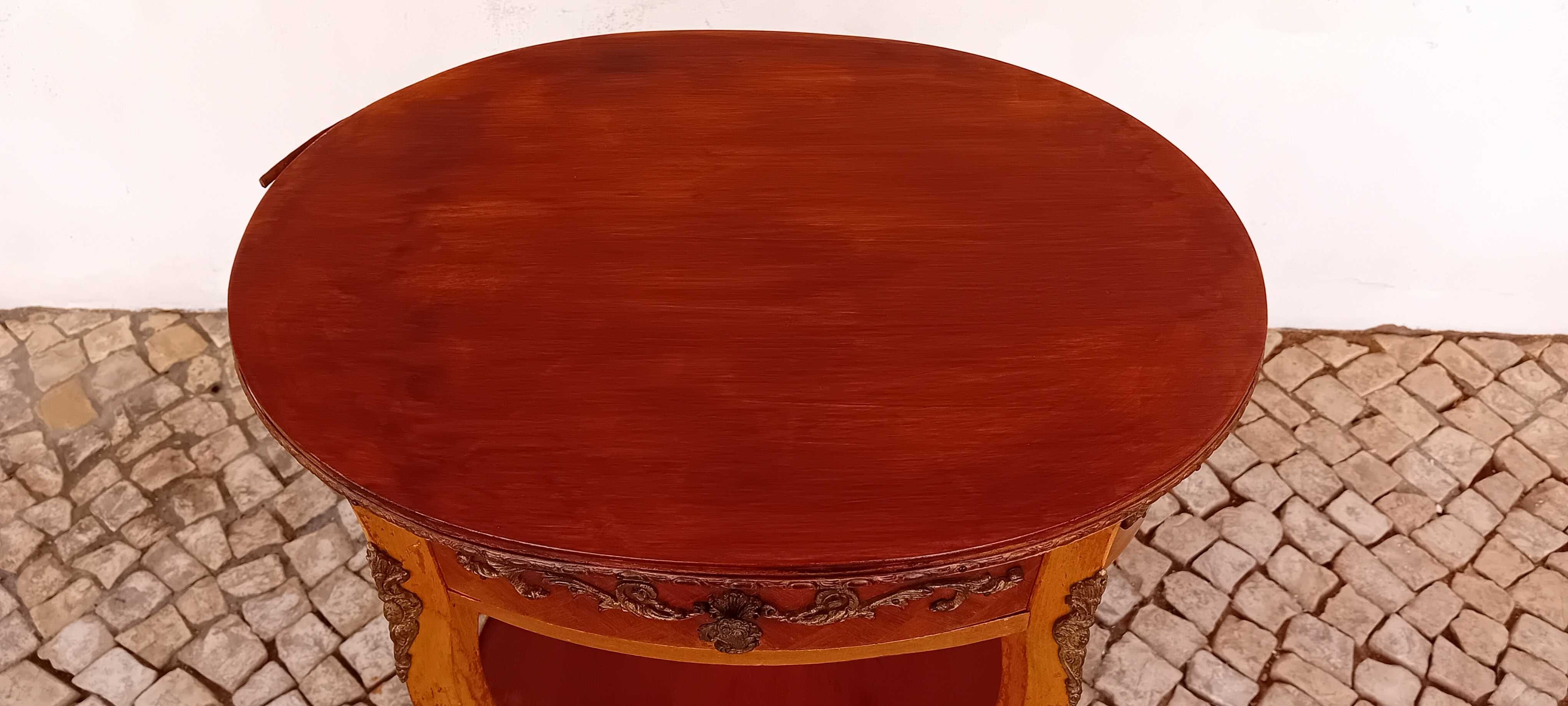 Mesa de apoio oval com dois níveis gaveta e aplicações em metal