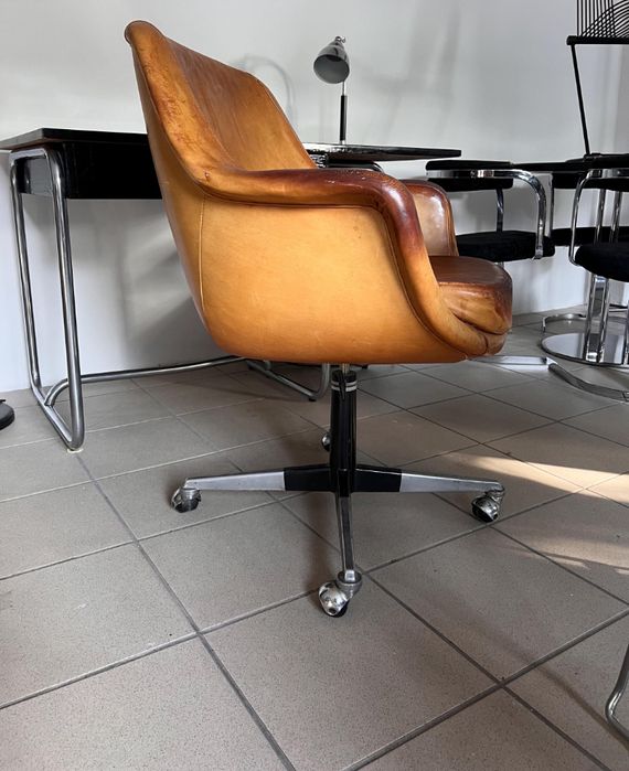 Cassina wloski fotel obrotowy do biurka. Projekt Olli Mannermaa