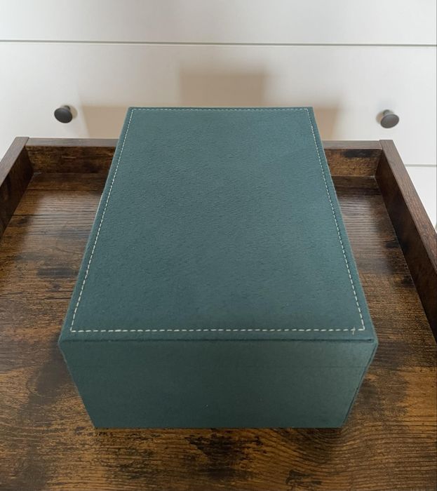 Elegancki zielony kuferek na biżuterię z zamknięciem na klucz