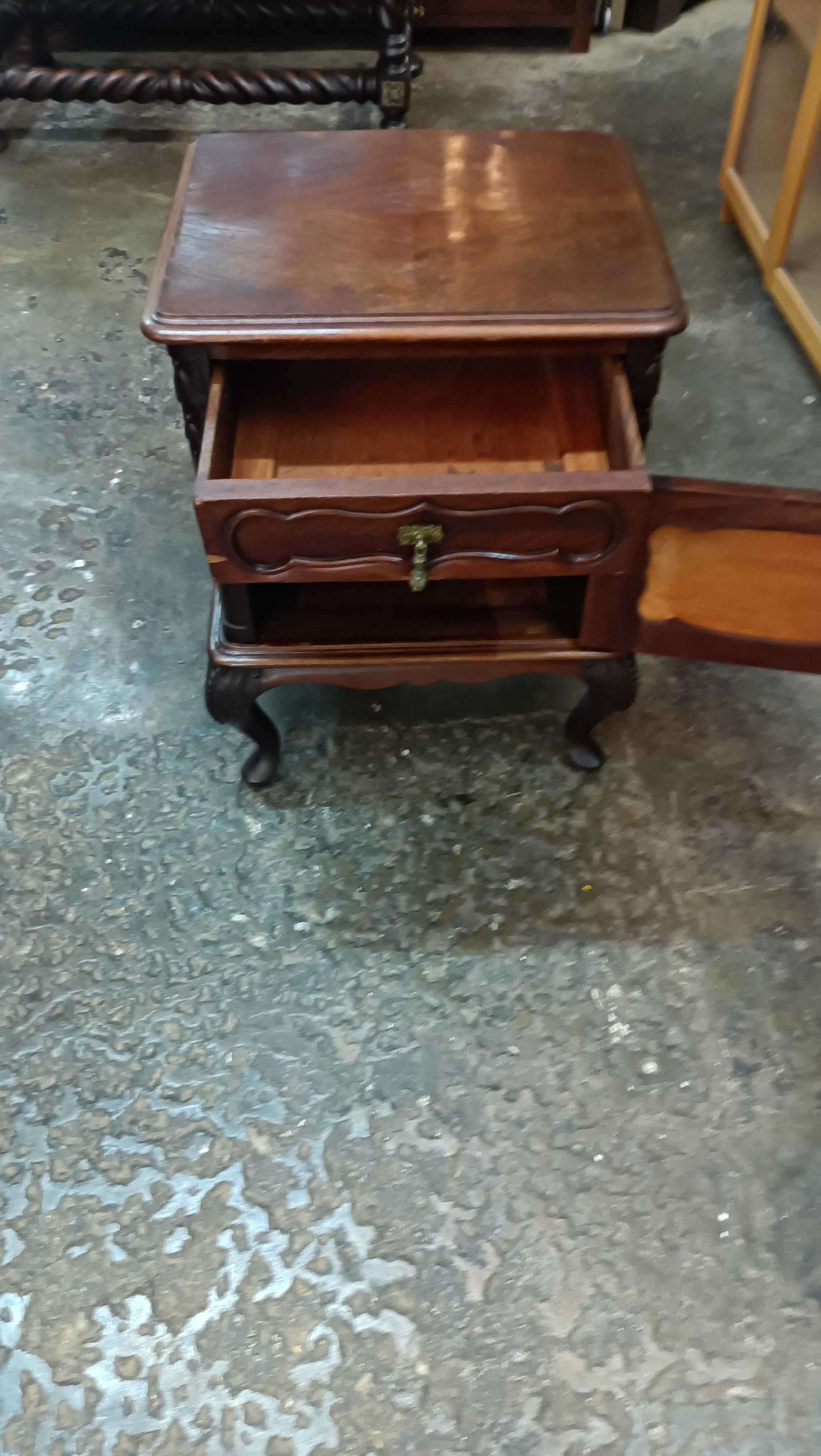 Uma mesa de cabeceira