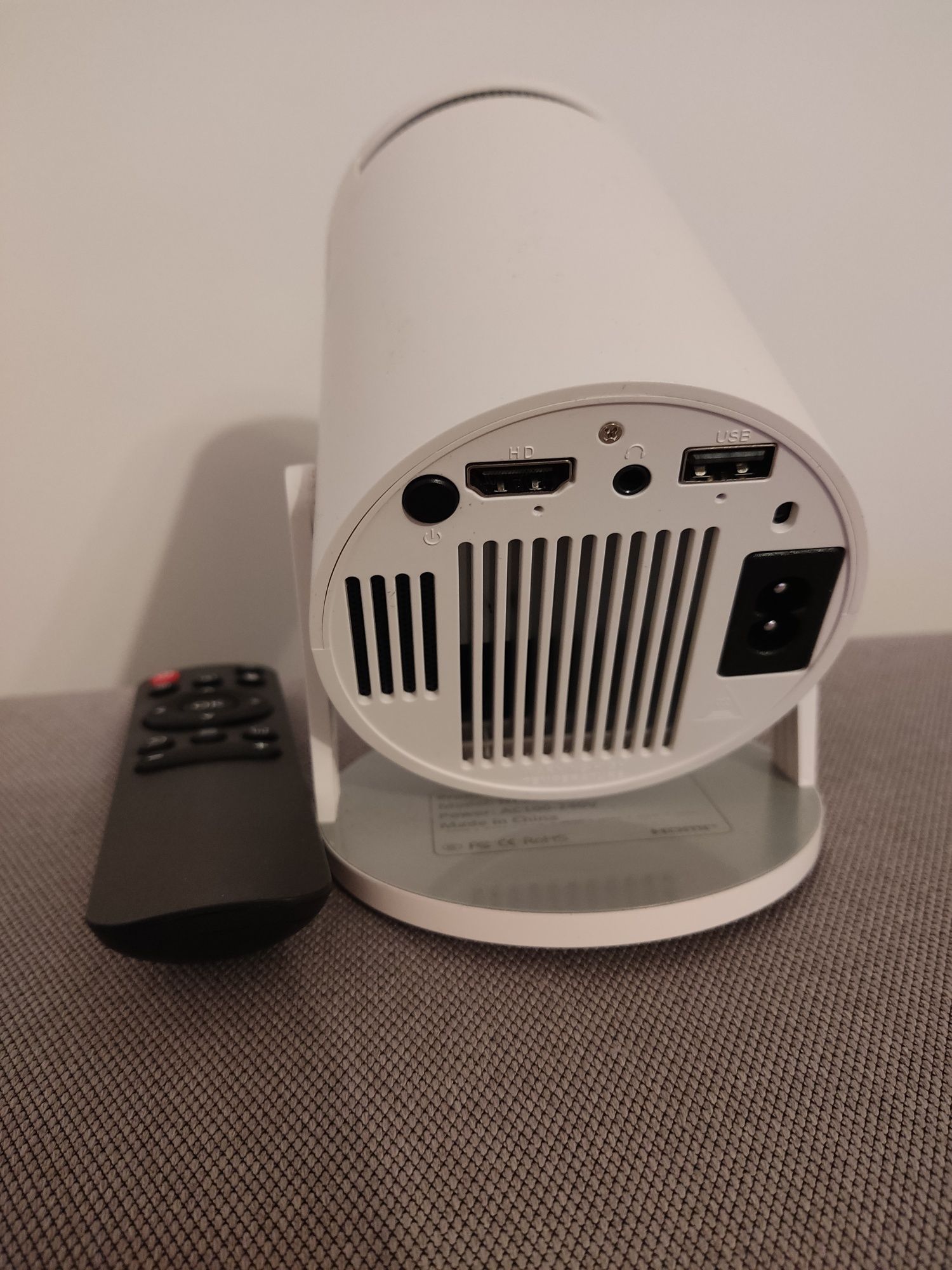 Projektor Wi-Fi z pilotem rzutnik