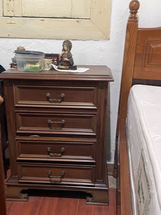 Mobilia de quarto usada (cama e mesinha de cabeceira)