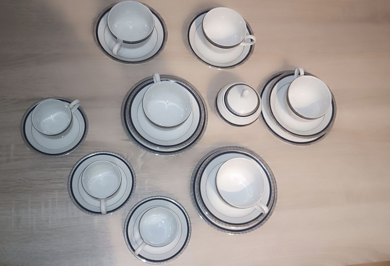 Porcelanowy komplet filiżanek ze spodkami.