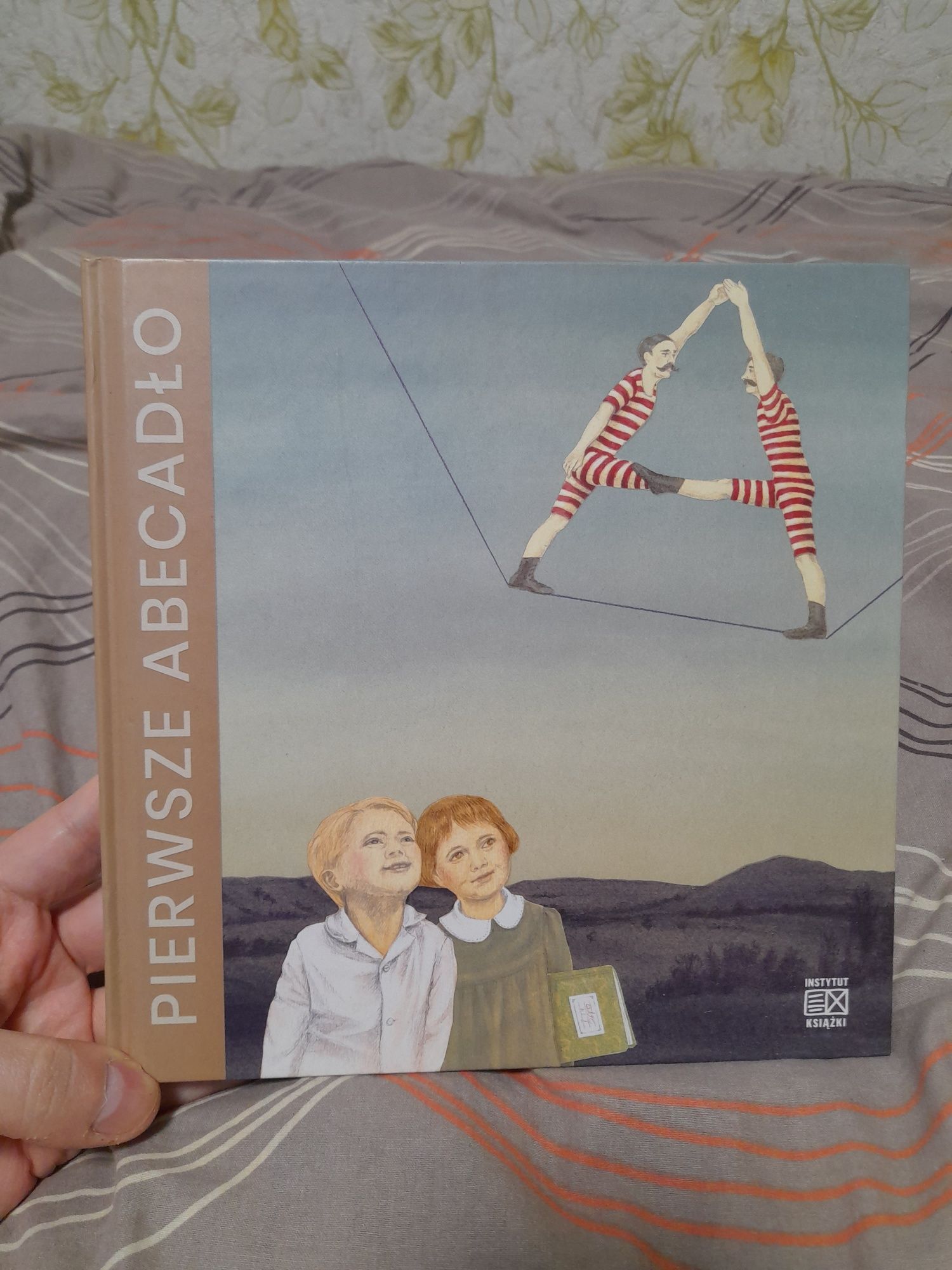 Детская книга с потрясающим иллюстрациями. На польском.