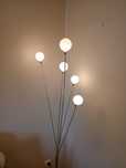 Elegancka stojąca lampa