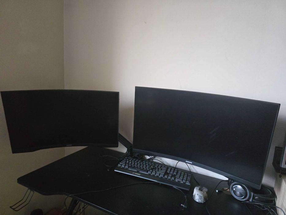 Dwa monitory Samsung Odyssey G5, Uchwyt Na dwa monitory Mad Dog