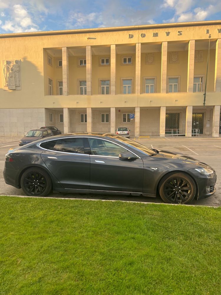 Tesla model S 85D
