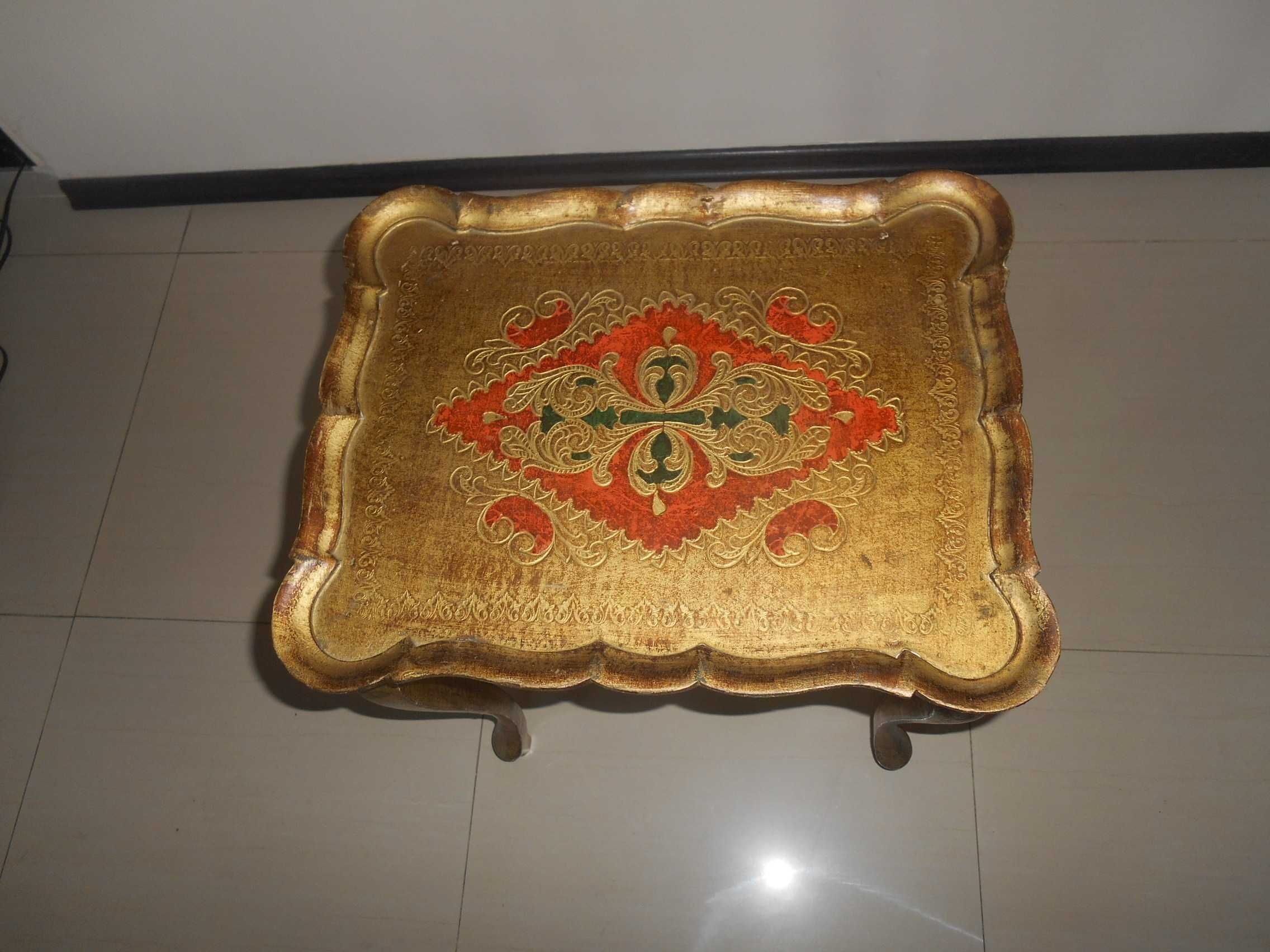 stolik ludwikowski pokryty polichromią, złoty stoliczek