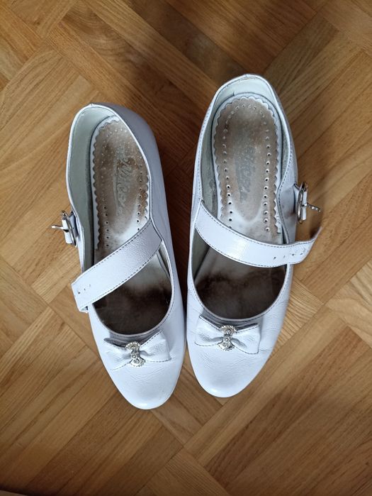 Białe buty komunijne