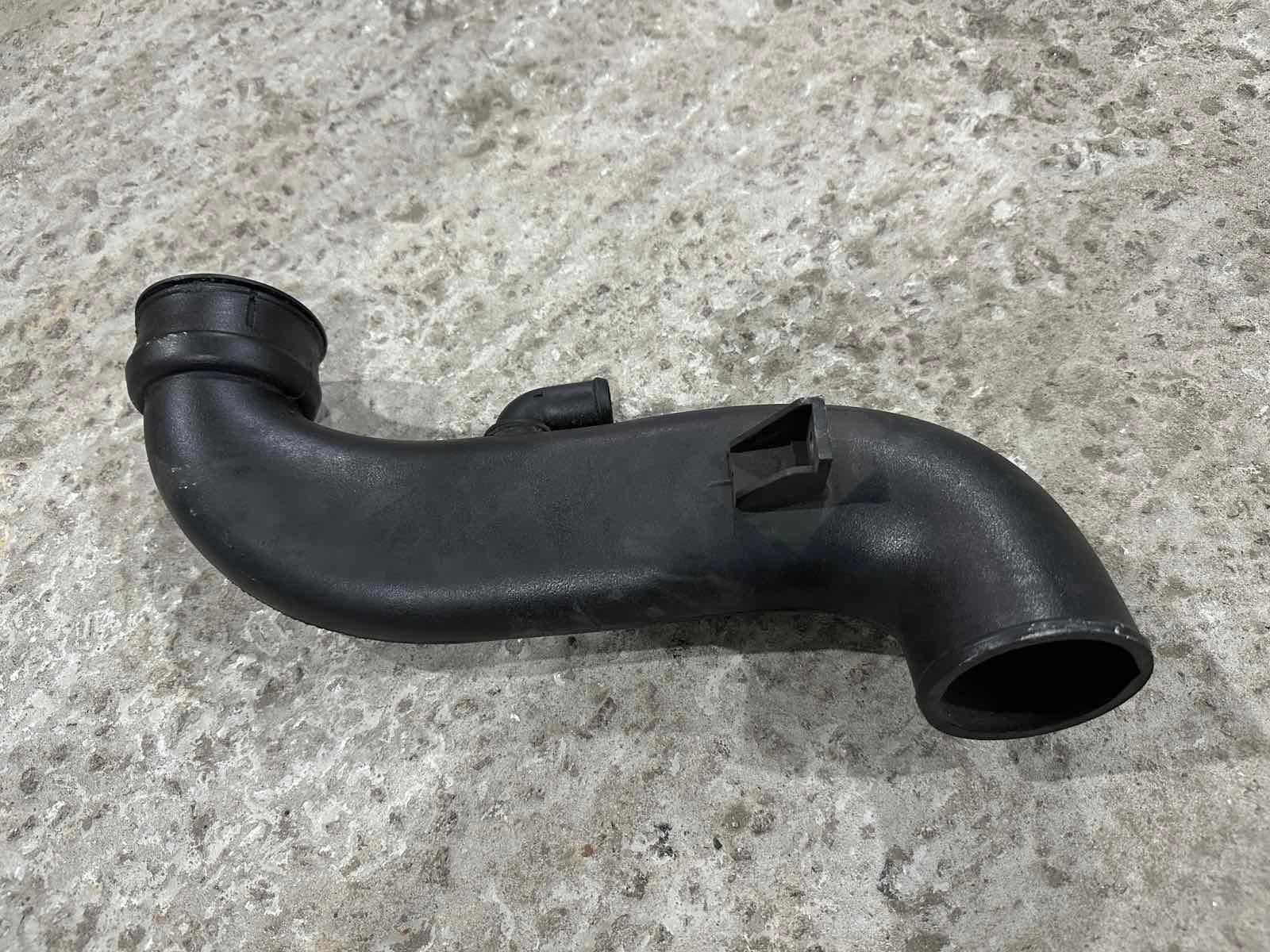 Патрубок интеркулера 1,9 cdti opel vectra c 2002-  55352724
