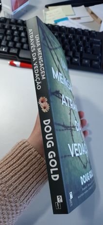 Livro "Uma mensagem através da vedação" de Doug Gold