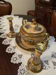 Conjunto de porcelana decorativa com detalhes dourados